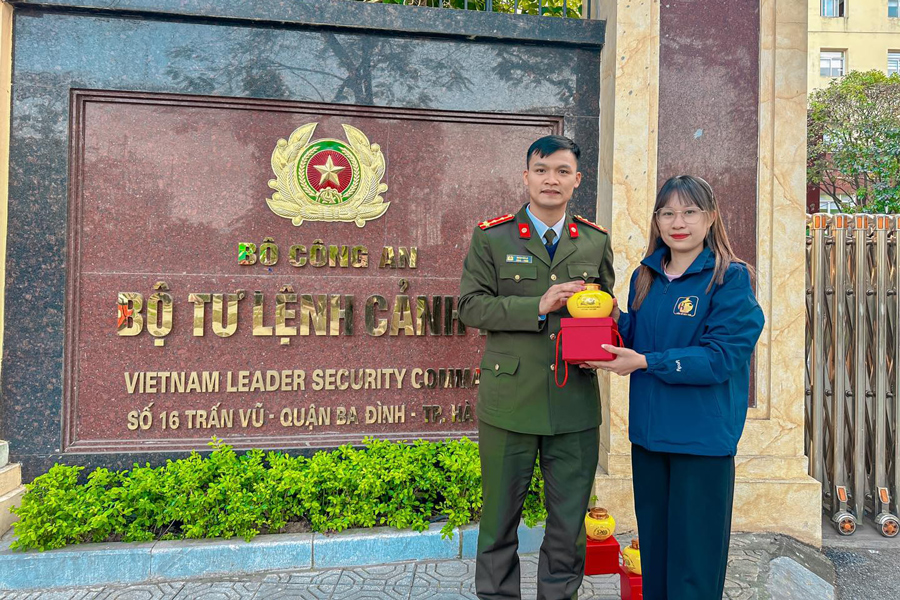 [Hà Nội] Bàn giao sản phẩm lọ đựng chè in logo - Phòng Bảo vệ trụ sở Trung Ương Đảng và Quốc Hội