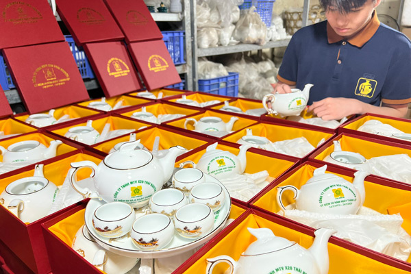 Gợi Ý Các Mẫu Ấm Chén Quà Tặng Sang Trọng & Ý Nghĩa