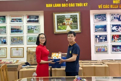 Tặng Quà Gì Cho Sếp Nữ? Gợi Ý Món Quà Tinh Tế & Ghi Điểm