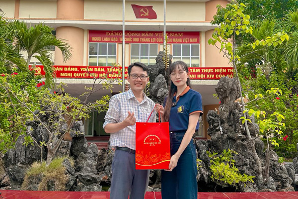 tu-bat-trang-den-ba-don-qua-tang-gom-su.jpg
