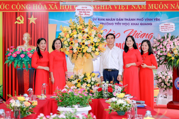 chon-qua-tang-nha-truong-theo-dip-le.jpg